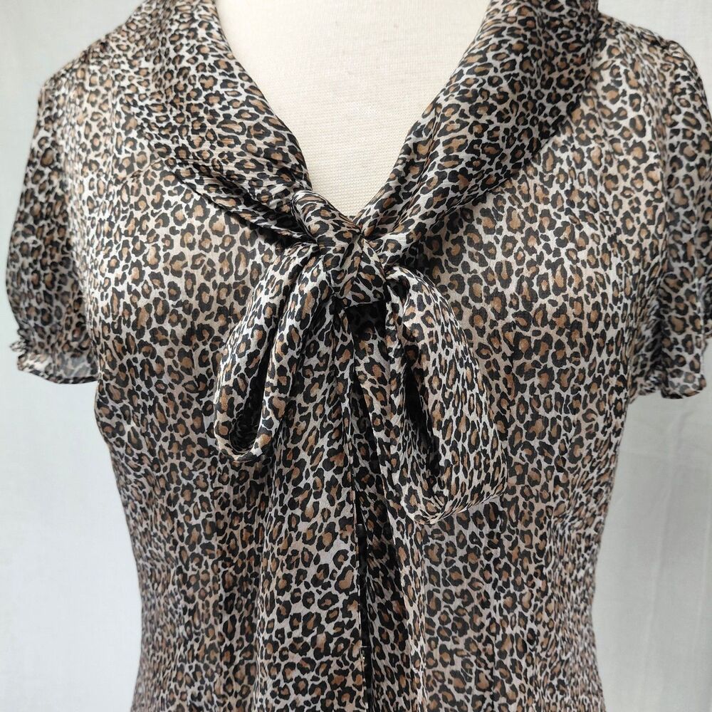 White House Black Market Shear SS V-Neck Blouse Leopard Tie-Front Sz M - Picture 4 of 10